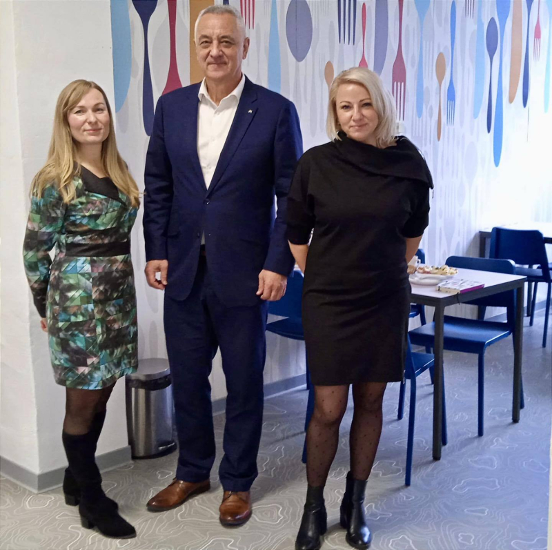 Článek - Hejtman Josef Suchánek navštívil naši školní jídelnu 