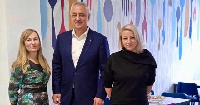 Aktuality - Hejtman Josef Suchánek navštívil naši školní jídelnu