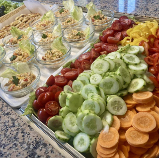 Článek - Hejtman Josef Suchánek navštívil naši školní jídelnu 